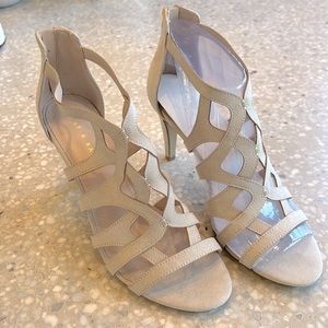 Kelly & Katie Cream Heels Sz 10